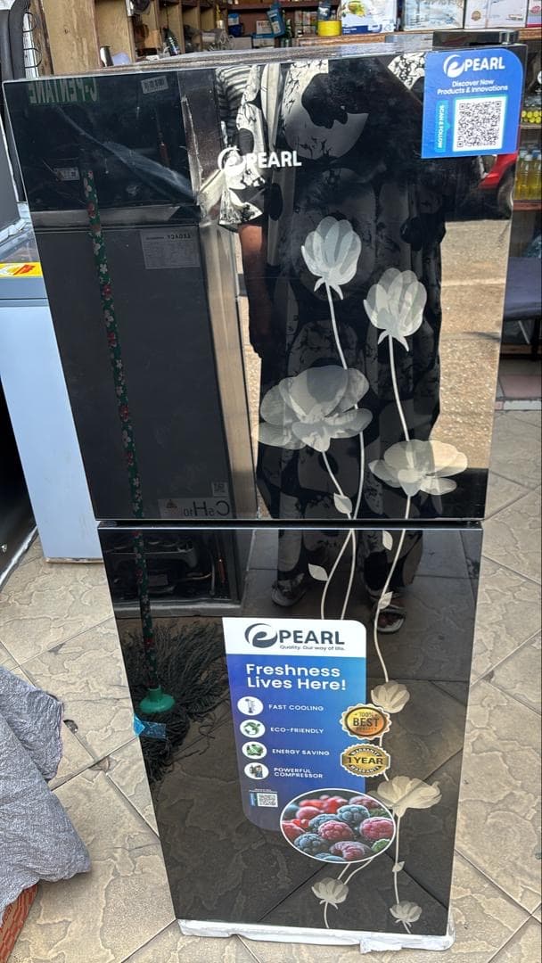 138 Litters Fridge black with glass door
